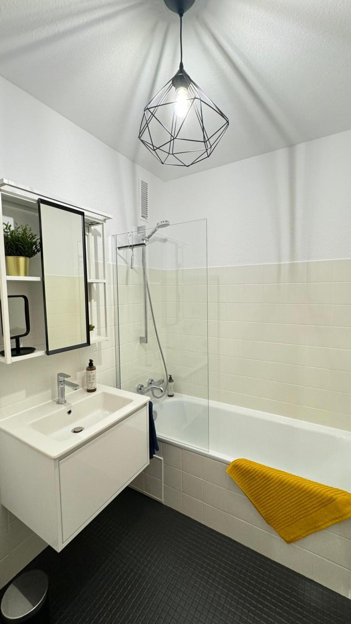 Sonniges City-Apartment Mit Suedbalkon Und Parklatz Neusass Esterno foto